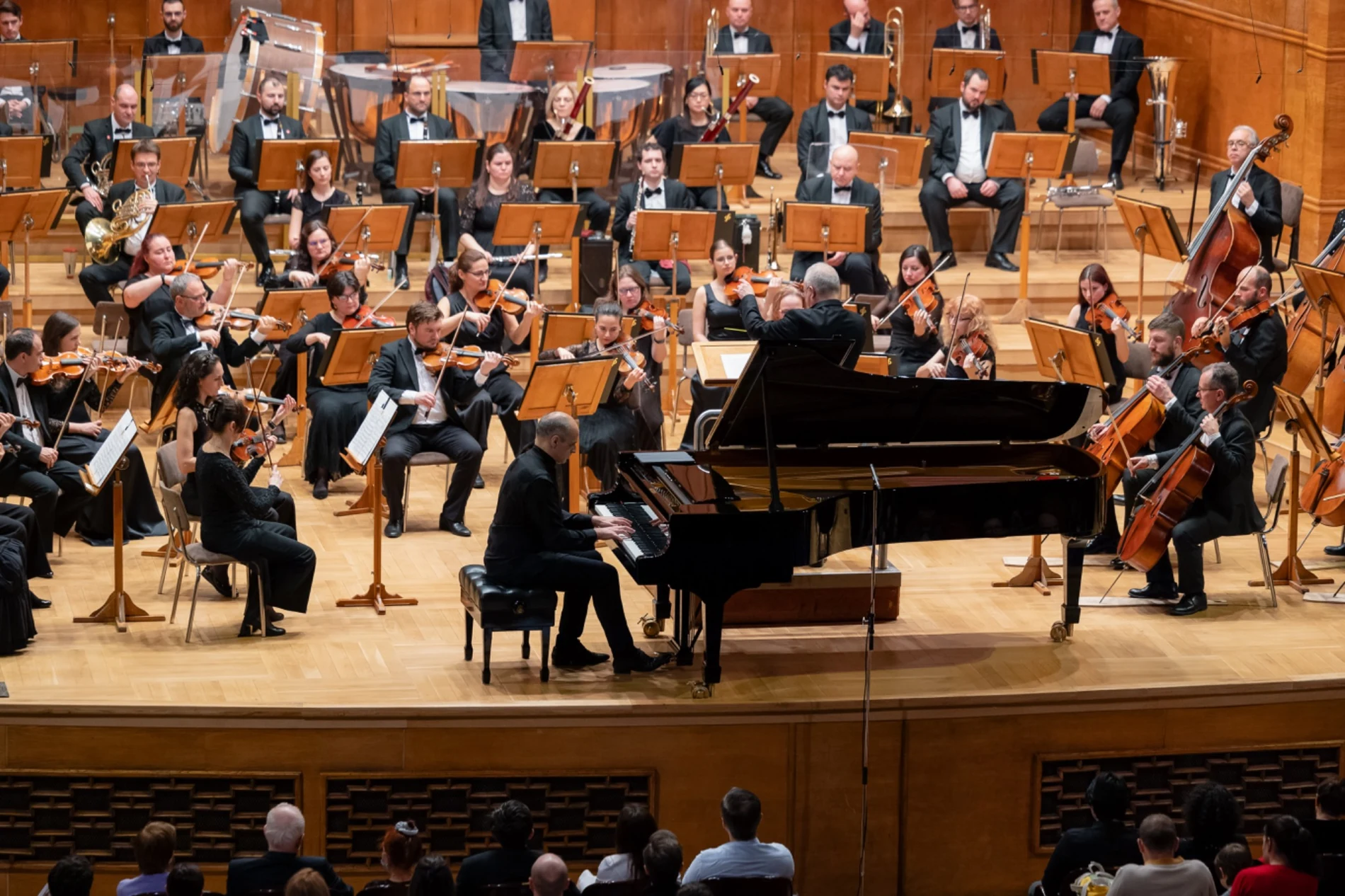 Ivan Yanakov as piano soloist with a full symphony orchestra