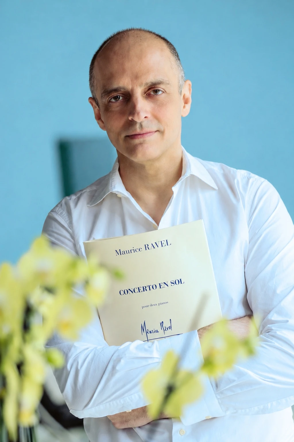Ivan Yanakov holding the score of Ravel’s Piano Concerto in G major